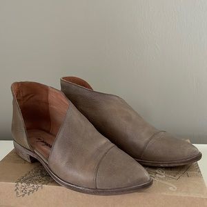 Free People Flat Royale. Size 37 (7-7.5) in Grey Taupe Leather.
